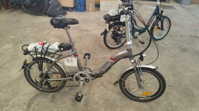 deux vélos garés l'un à côté de l'autre dans un garage