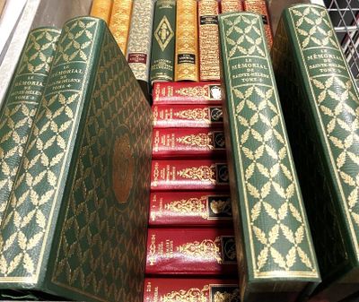 plusieurs livres empilés sur une étagère