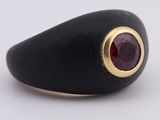 une image représentant une bague avec une pierre rouge au centre