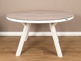 une photo d'une table blanche avec un plateau en bois posée sur un parquet en bois massif