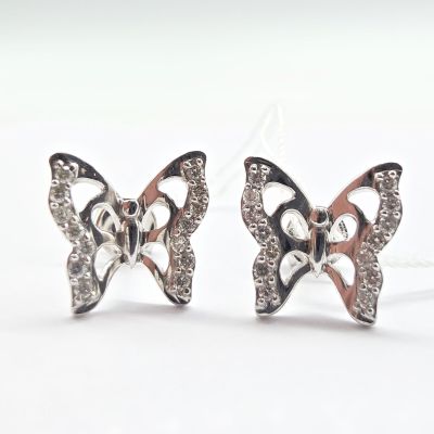 paire de boucles d'oreilles en forme de papillon, ornées de diamants blancs et noirs sur fond blanc