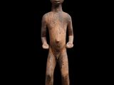 l'image d'une statue d'un homme avec un chapeau sur la tête