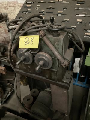 une machine posée sur une table dans une pièce