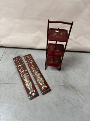 une chaise et une bibliothèque posées à même le sol
