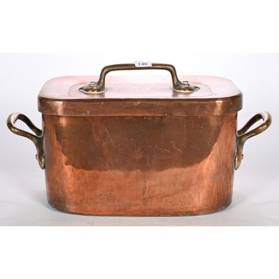 une vieille casserole en cuivre avec des poignées, sur fond blanc