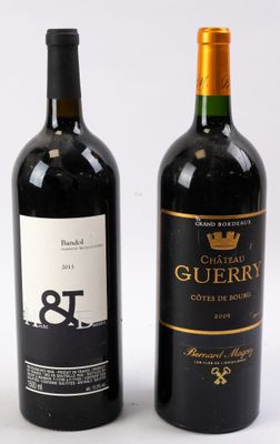 deux bouteilles de vin posées l'une à côté de l'autre sur une table