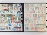la photo d'un livre avec des timbres
