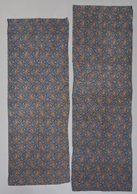 une paire d'écharpes à motifs bleus et orange accrochées à un mur