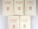 quatre livres sont empilés sur une table