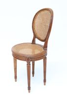 Petite chaise à dossier médaillon en bois mouluré et sculpté… (photo 2)