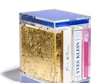 une boîte dorée et bleue contenant des livres