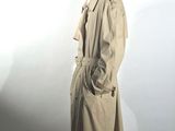 l'image d'un homme en trench-coat