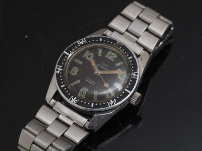 COMET Montre de poignet en acier. Boitier rond avec lunette …