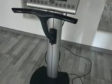 une photo d'un ordinateur portable posé sur un support dans une pièce