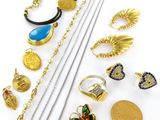 Plusieurs types de bijoux sont disposés sur une surface blanche
