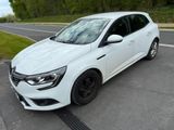 une photo d'une voiture blanche garée sur le bord de la route