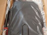 une valise dans un carton posé par terre