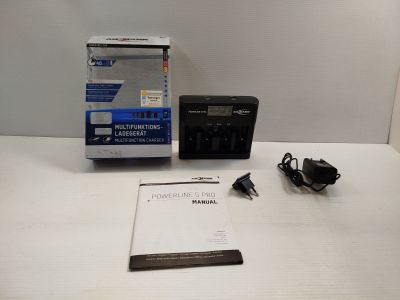 une photo montrant une radio et un chargeur posés sur une table