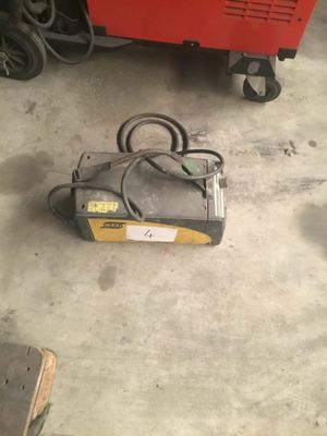 une machine posée sur le sol dans le garage