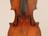un gros plan d'un violon posé sur un pupitre, sur fond blanc