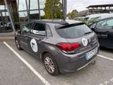 deux voitures garées l'une à côté de l'autre dans un parking