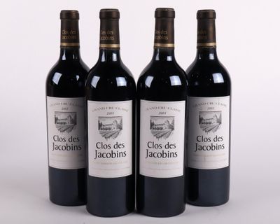 trois bouteilles de vin rouge posées l'une à côté de l'autre sur une surface blanche