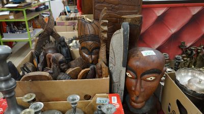 Un important lot d'objets africains dont des statuettes , de… - Photo 1
