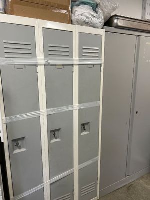 deux casiers dans une pièce, surmontés de cartons