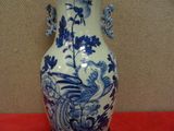 un vase bleu et blanc posé sur une table rouge