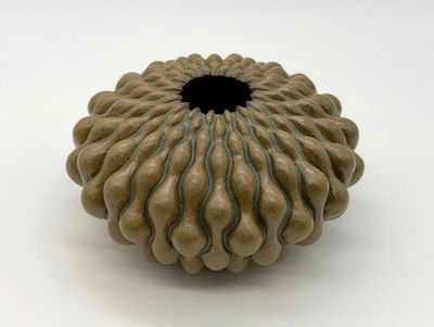 un vase marron avec un trou noir au milieu