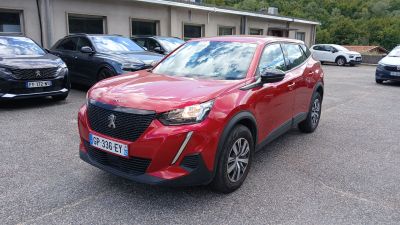 une voiture rouge garée dans un parking