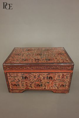 Boîte rectangulaire en bois laqué noir, rouge et or à décor … - Photo 1