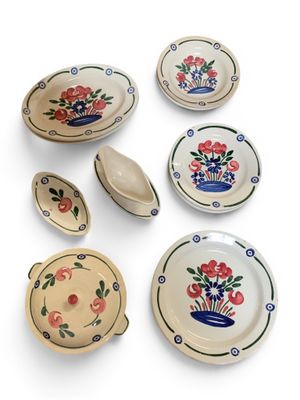six assiettes et cuillères ornées de fleurs peintes