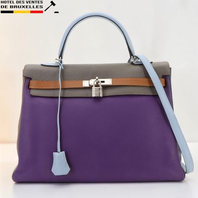 un sac à main violet et gris muni d'un cadenas sur la poignée