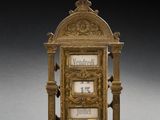 une horloge en or posée sur une table