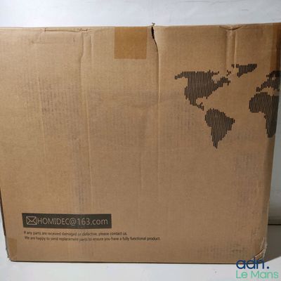 une boîte en carton sur laquelle est imprimée une carte du monde