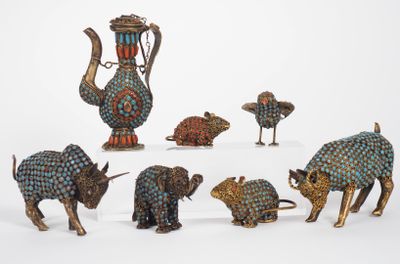 Sept différents sujets tibétains en métal et cabochons de tu…