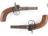 deux pistolets à crosse en bois sur fond blanc