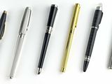 quatre types de stylos différents empilés les uns sur les autres