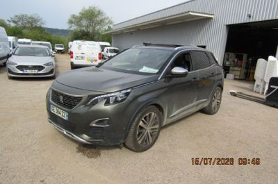 une photo d'une voiture grise garée devant un immeuble