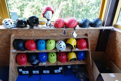 de nombreux casques posés sur une étagère dans une pièce