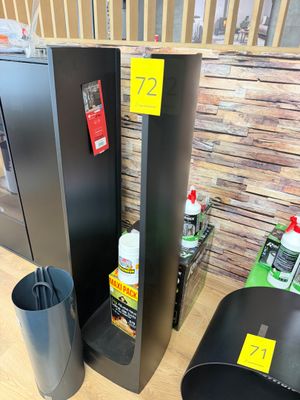deux poubelles noires posées par terre l'une à côté de l'autre