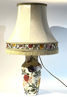 une lampe posée sur une table et munie d'un abat-jour
