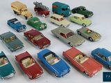 un grand nombre de petites voitures posées sur une table