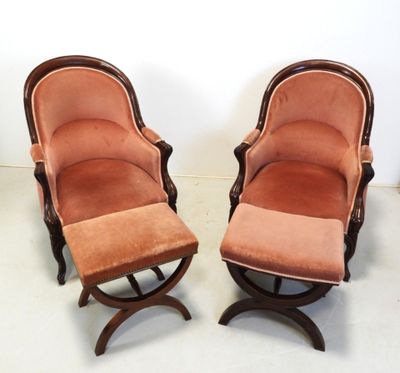 une paire de chaises et un pouf dans une pièce aux murs blancs