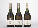 trois bouteilles de vin posées l'une à côté de l'autre sur une table