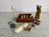 une boîte en bois remplie d'objets divers, posée sur une table