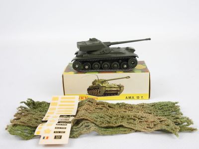 une image représentant un char miniature posé sur une boîte