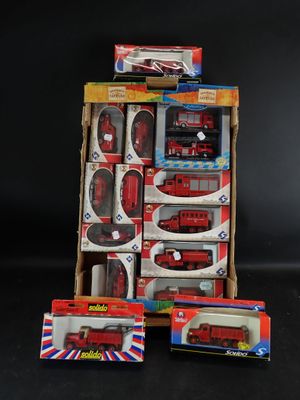 de nombreux types de petits trains dans la boîte