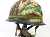 une image représentant un casque sur fond blanc, avec un fond blanc